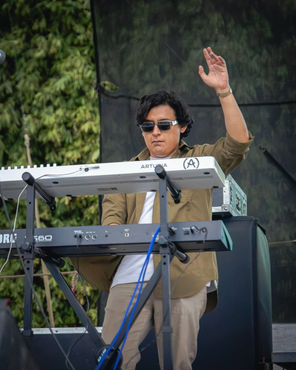 Eric León tocando en vivo