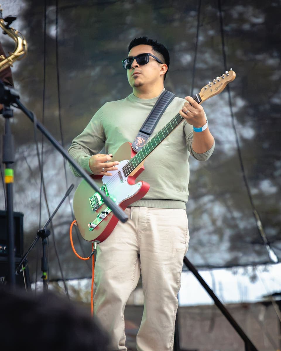 Harold Varela tocando en vivo