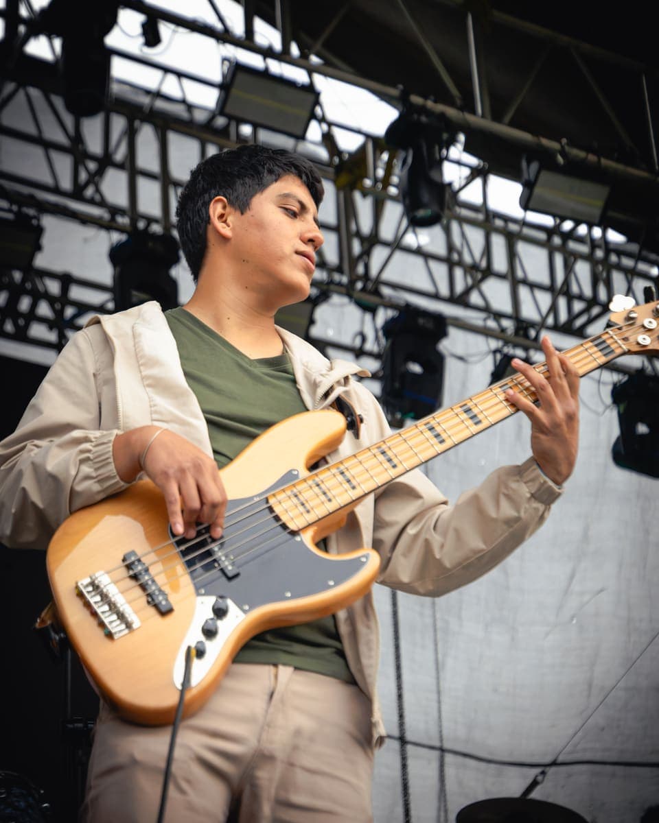 Miguel “Meny” Meneses tocando en vivo