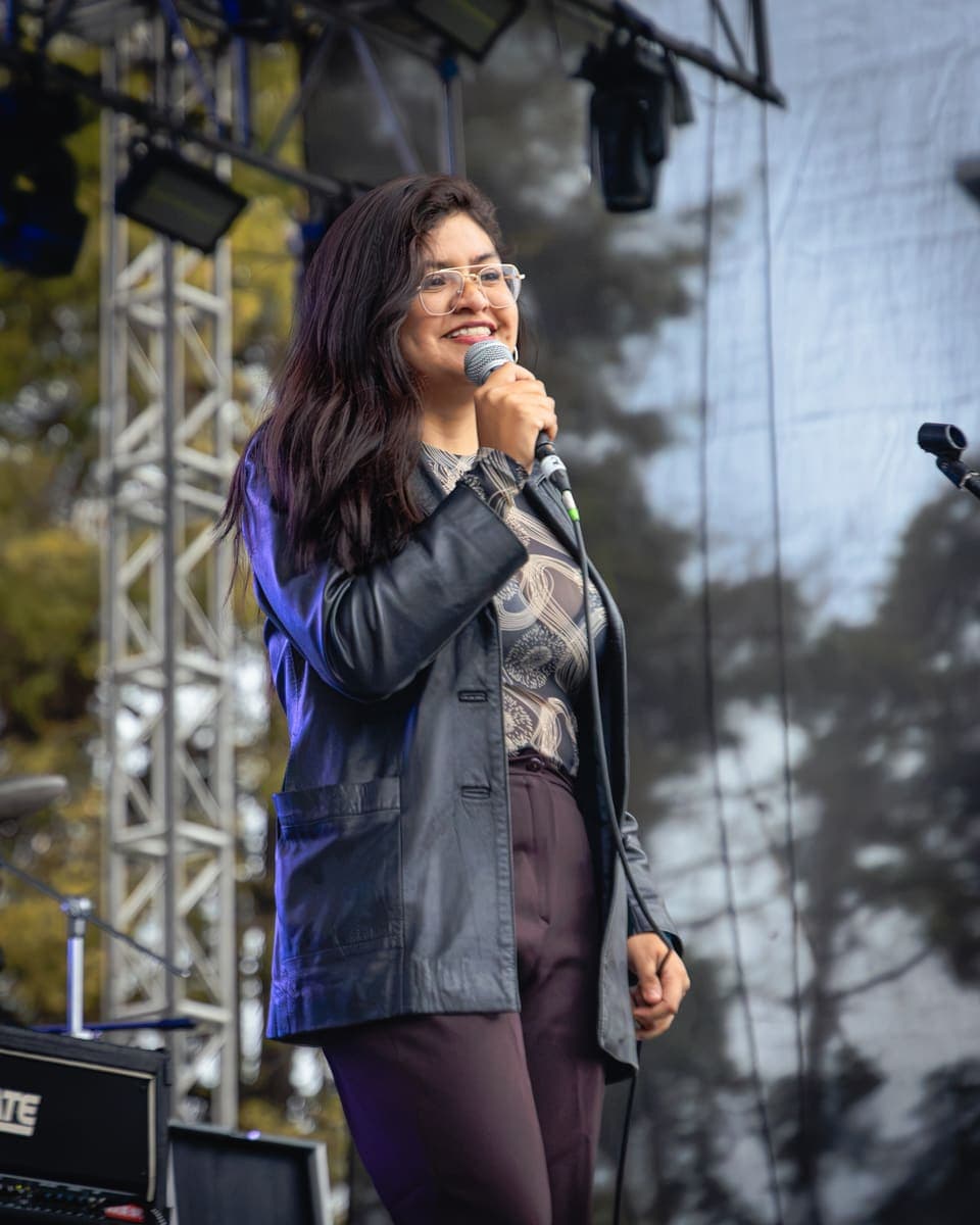 Valeria Mérida tocando en vivo